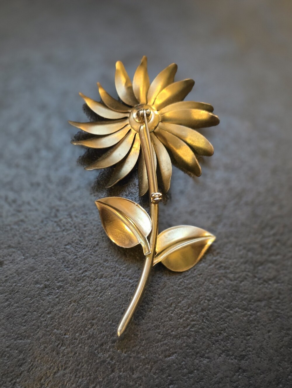 Vintage Mid-Century Gold Tone Floral Brooch | Faux Pearl Center | Circa 1960s - Picture 5 of 9